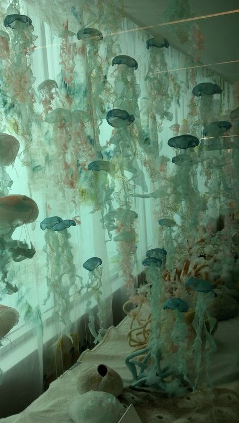 Sayuri's "Underwater Flight" Installation at PDX - Portland, Oregon Airport.  http://www.sayurisworld.com/ Ocean Room Decor, Ocean Room, Mermaid Aesthetic, Pinterest Room Decor, Foto Ideas Instagram, Cute Room Decor, Jellyfish, Dream Bedroom, Cool Rooms