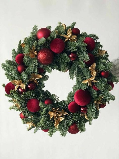 Velvet Red Christmas Decor, Red Velvet Christmas Decor, Christmas Advent Wreath Diy, Red Advent Wreath, Adventes Vainags, Velvet Christmas Decor, Julkransar Diy, Advent Wreath Diy, Rose Gold Christmas Decorations