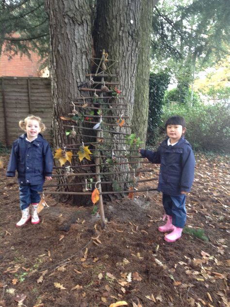 Reception pupils have been making a natural Christmas Tree in Forest School today. Forest School Reading Area, Forest School Christmas Tree, Forest School Christmas Activities, Forest School Storage Ideas, Winter Forest School Ideas, Forest School Environment, Forest School Autumn Activities, Christmas Forest School Activities, Forest School Winter Activities