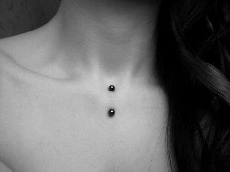 Collar bone piercing involves a very crucial procedure since this is an unusual one. Article covered Healing, Pain, Price, Jewelry, Atercares, Pictures. Madison Piercing, Collar Bone Piercing, Nape Piercing, Neck Piercing, Microdermal Piercing, Surface Piercing, Tattoo Zeichnungen, Barbell Piercing, Rick Y Morty