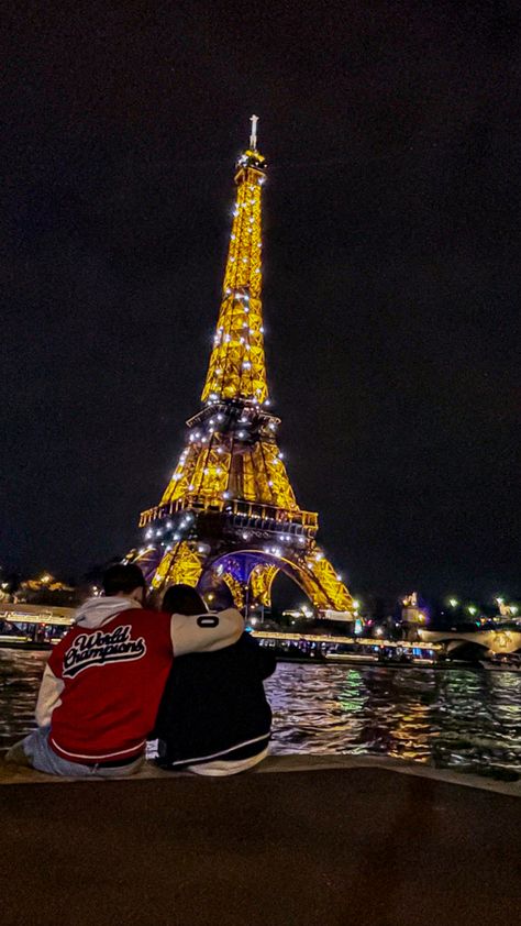 Couple In Eiffel Tower, Romantic Pics In Paris, Paris Eiffel Tower Couple Pictures, Eiffel Tower Couple Aesthetic, Couples In France, Eiffel Tower Couple Pictures, Love In Paris Aesthetic, Paris Love Aesthetic, Couple In Paris Aesthetic