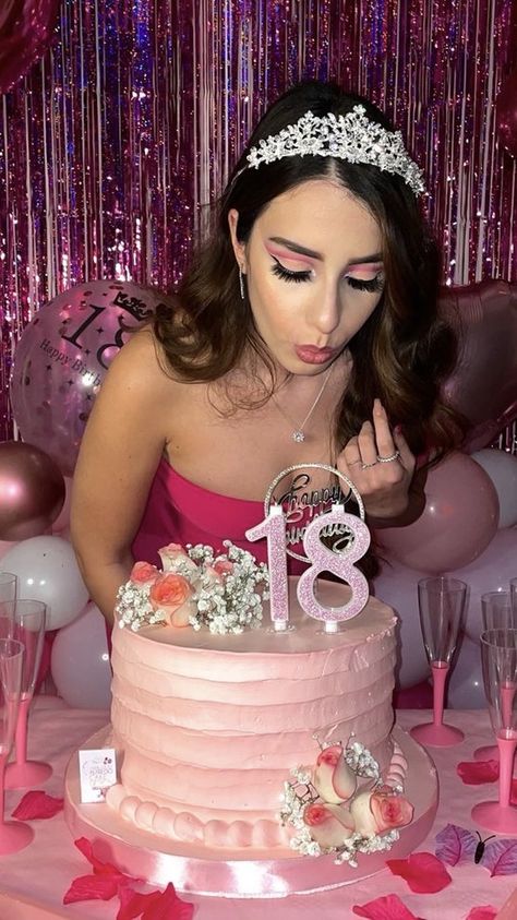 17 Doğum Günü, Pink Birthday Decorations, Mean Girls Party, 15th Birthday Party Ideas, 18th Birthday Party Themes, 18th Birthday Decorations, 21st Bday Ideas, Glow Birthday Party, Cute Birthday Pictures