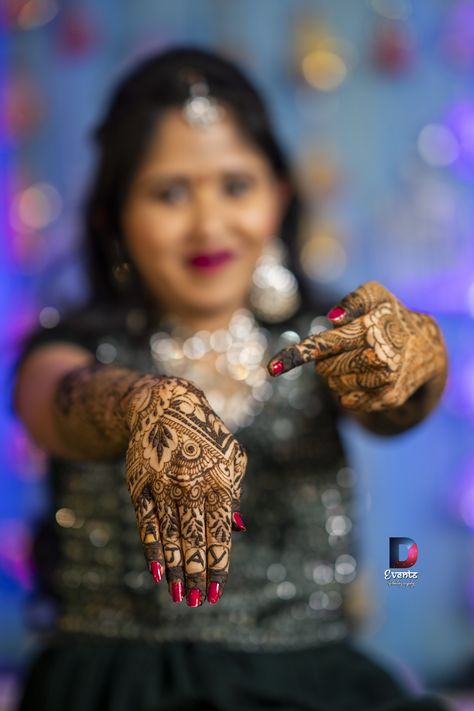 Mehendi Pose Bride, Mahndi Shoot Poses, Mehandi Dulhan Pose, Mehandi Photo Shoot, Mahdi Poses, Mehandi Rasam Photography, Mehndi Girls Poss, Mehndi Cinematic Video, Mehndi Bride Poses