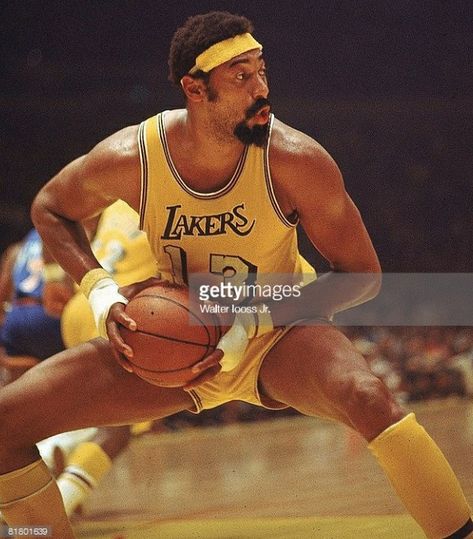 Wilt Chamberlain, Basketball Tricks, Basket Nba, Sports Illustrated Covers, Illustrated Magazine, Lakers Basketball, Nba Legends, Sports Hero, Basketball Legends