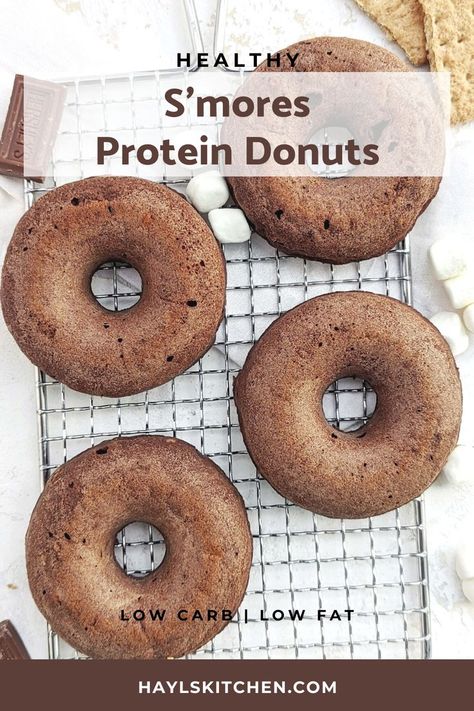 Unbelievable S’mores Protein Donuts complete with graham crackers, marshmallow and Hershey’s, but healthy! This S’mores donuts recipe uses protein powder and egg whites and are low sugar and low fat too. High Protein Donuts, Protein Donuts Recipe, Healthy Donuts Recipe, Protein Donuts, Healthy Donuts, Protein Baking, Protein Packed Meals, Donuts Recipe, Protein Treats