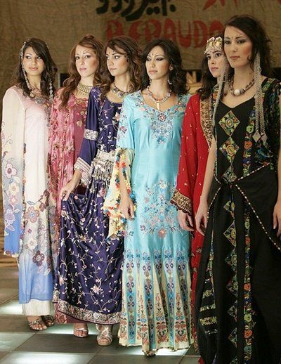 Fashions from Iraq Iraq Clothing, High Tech Fashion, Arabian Costume, Magic Embroidery, Arab World, Black Prom Dress, Arab Women, Cultural Diversity, Arabian Nights