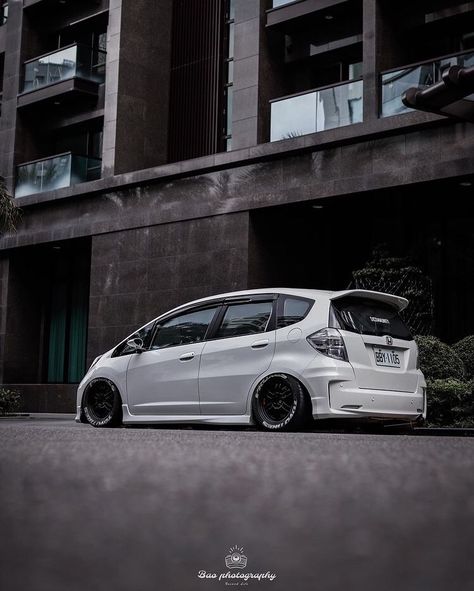 White Modified Cars, Honda Jazz Ge8 Jdm, Honda Jazz Wallpaper Iphone, Honda Fit Sport Modified, Honda Jazz Sport, Honda Jazz Modified, Honda Fit Modified, Mobil Jazz, Pimped Cars