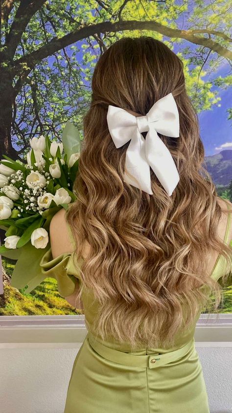 girl posing from the back showing off her long wavy hairstyle with a hair bow Cottage Core Hairstyles, Green Dress Prom, Cottage Core Hair, Instagram Post Idea, Aesthetic Instagram Post, Bow Pose, Instagram Story Idea, Prom 2023, Hairstyle Idea