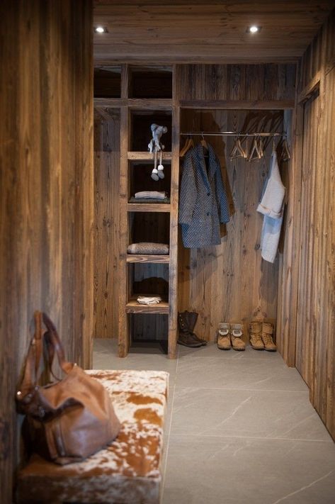 Cabin Wardrobe, Tiny Cabins Interiors, Ski Cottage, Mountain House Decor, Mountain Home Interiors, Ski Room, Mountain Interiors, Chalet Chic, Forest Lodge