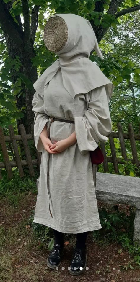 Medieval Beekeeper, Beekeeper Costume, Comic Ideas, Bee Keeper, Medieval Clothing, Historical Costume, Woodland Creatures, Fantasy Clothing, Fantasy Fashion