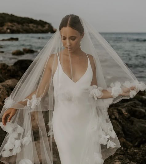 Modern Veil, Long Sleeved Wedding Dress, Minimal Dresses, Wedding Dress Aesthetic, Sleeved Wedding Dress, Veil Ideas, Wedding Dress Veil, Wedding Fits, Veil Styles