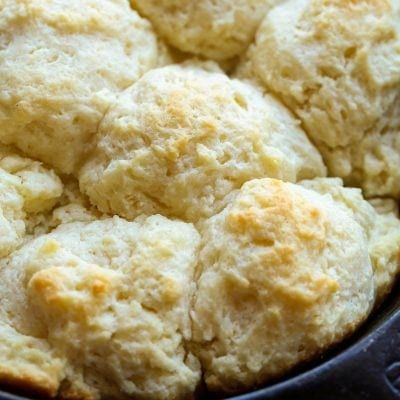 These are The BEST Skillet Biscuits! They are a tender buttermilk biscuit with a crispy, salted butter edge. Add honey butter for an extra delicious treat! #honeybutter #butter #biscuits #homemadebiscuits #skilletbiscuits #ovenbakedbiscuits #easybiscuitrecipe #breadrecipe Pan Biscuits, Skillet Biscuits, Cookies And Cups, Buttermilk Biscuit, Homemade Buttermilk Biscuits, Biscuit Bread, Drop Biscuits, Buttery Biscuits, Dark Chocolate Cakes