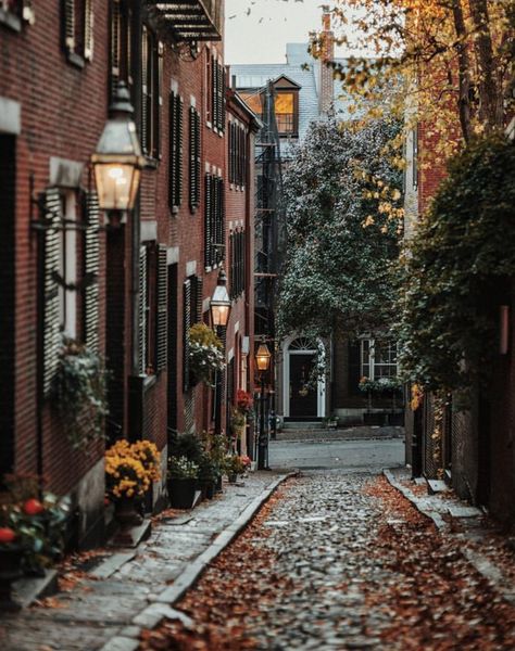 𝓥𝓪𝓵𝓮𝓷𝓽𝔂𝓷𝓪 𝓗𝓸𝓵𝓵𝓸𝔀𝓪𝔂 on X Beacon Hill Boston, Boston House, First Day Of Autumn, Boston Travel, Travel House, Autumn Scenes, Fall Pictures, Best Seasons, Cozy Vibes