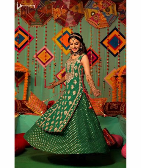 Green Outfit For Mehendi Function, Outfit For Mehendi Function, Dresses For Mehndi Function, Green And Gold Outfit, Mehndi Function Dresses, Mehendi Ceremony Outfits, Mehendi Outfits For Bride, Mehndi Dress For Bride, Brides Outfit