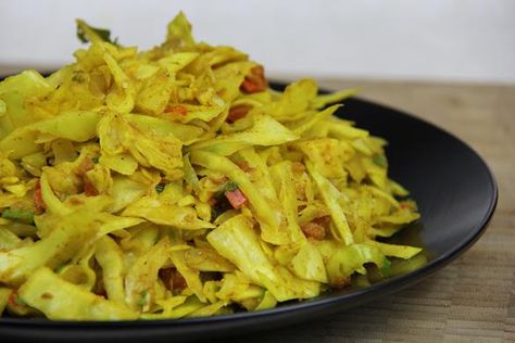 Curry Cabbage, Cabbage Curry, Cooking Curry, Trini Food, Oxtail Recipes, Cabbage Recipe, Vegetarian Curry, Jamaican Recipes, Cabbage Recipes