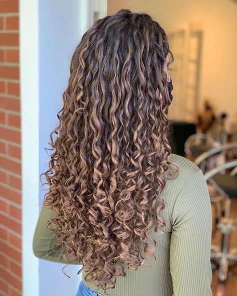 Light Brown Curly Hair With Highlights, Balayage Curly Hair Natural Curls, Caramel Balayage Curly Hair, Curly Balayage Hair, Permanent Curls, Curl Hairstyle, Blonde Highlights Curly Hair, Curly Highlights, Long Curly Haircuts