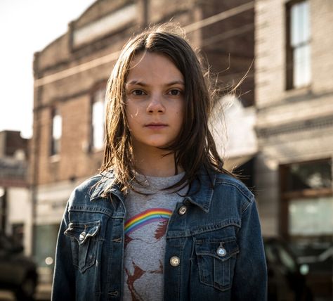 Laura Kinney (X-23) in Logan. I need this shirt! Logan Laura, Logan 2017, Logan Movies, Dafne Keen, Laura Kinney, Professor X, Philip Pullman, Patrick Stewart, Logan Wolverine