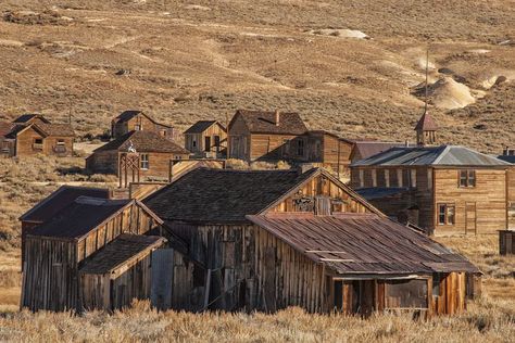 Why Bodie May Be the Best Ghost Town to See in the West Ghost Towns Usa, Bodie California, Calico Ghost Town, Old Western Towns, Old West Town, Real Haunted Houses, Old Abandoned Buildings, Abandoned Town, Old Western