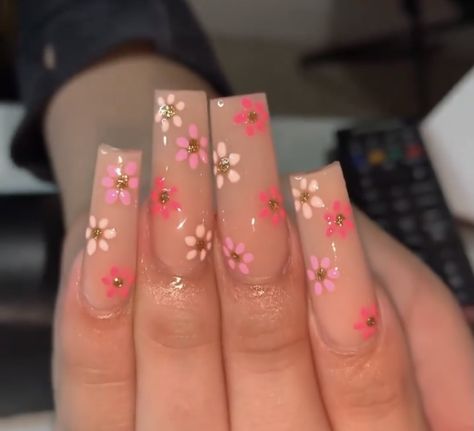 Spring Nails Design Coffin, Gorgeous Acrylic Nail Designs, Summer Nail Sets 2023, Buchi Fresa Acrylic Nails, Butterfly And Flower Acrylic Nails, Acrylic Flower Designs Nail Art, See Threw Nail Designs, Spring Sets Nails, Spring Nails Coffin Long