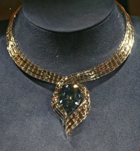 The Hope Diamond: perhaps one of the most famous diamonds in history Hope Diamond, Expensive Jewelry Luxury, Fotografi Vintage, Jewelry Set Design, Expensive Jewelry, Jewelry Lookbook, Best Jewelry Stores, Women's Jewelry And Accessories, The Hope