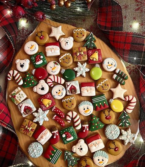 ig: cookiesdathere Biscuit Decoration, Polymer Clay Magnet, Merry Christmas Gift Tags, Clay Magnets, Christmas Magnet, Diy Air Dry Clay, Felt Crafts Christmas, Clay Diy Projects, Easy Christmas Decorations