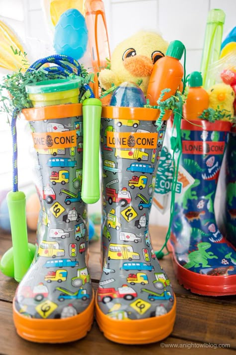 Such a unique and fun Easter basket idea, this year create Rain Boot Easter Baskets for your kids with Lone Cone Rain Boots! Fun Easter Baskets, Unique Easter Baskets, Creative Easter Baskets, Boys Easter Basket, Holiday Baskets, Easter 2023, Kids Easter Basket, Unique Easter, Easter Basket Diy