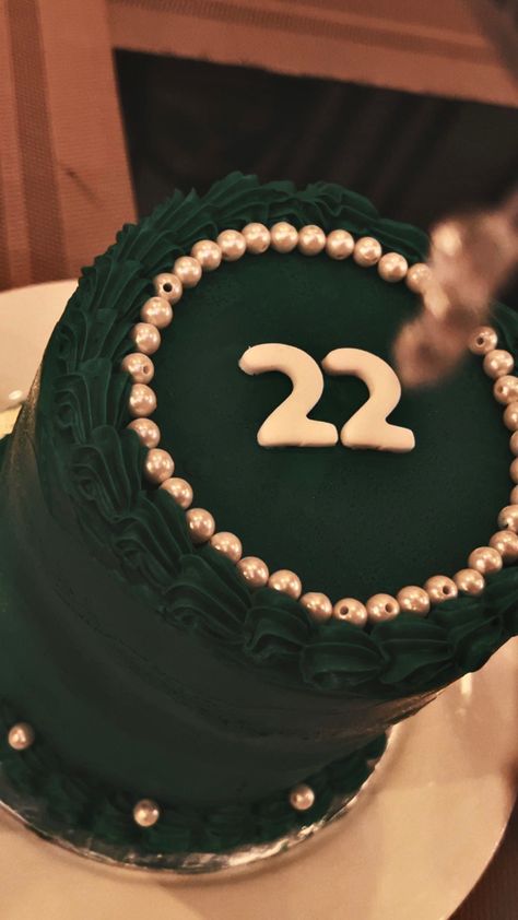 Birthday Cake Dark Green, Dark Green Cake Ideas, Dark Green Birthday Cake, Dark Green Cake, Cake Aesthetic Birthday, Wicked Party, Green Birthday Cakes, 19th Birthday Cakes, 22nd Birthday Cakes