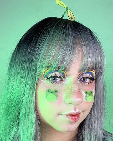 Makeup frog, makeup ideas, makeup cute Frog Makeup Halloween, Cute Frog Makeup, Frog Inspired Makeup, Frog Makeup Look, Frog Face Paint, Frog Makeup, Frog Wedding, Snake Birthday, Makeup Cute