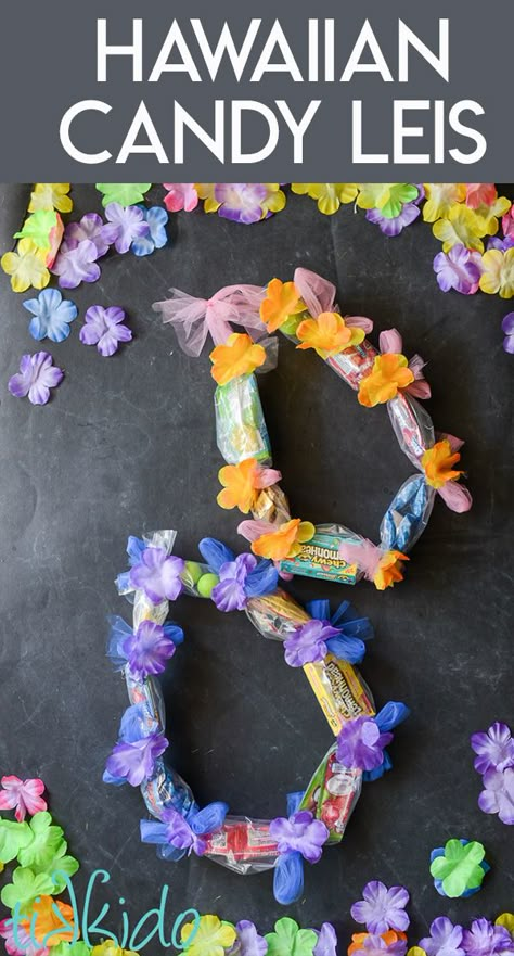 Preschool Graduation Leis Diy, Lei Decorations, Candy Leis For Kids, Candy Flowers Diy, Candy Lays, Preschool Graduation Leis, Chip Lei Diy, How To Make A Candy Lei, Lei Making Station