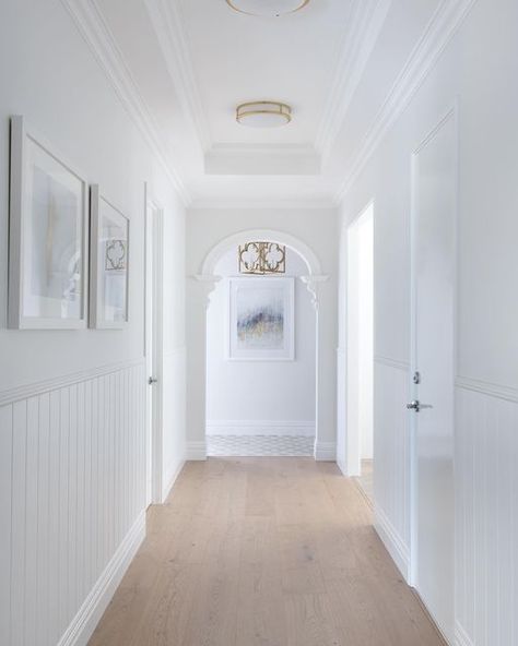 I N T E R I O R S E C R E T S on Instagram: "This grand entryway setting the tone for the rest of this heritage home 😍⁠ ⁠ 📸 @hatchinteriors" Country Hamptons Style, Hallway Shelving, Fixer Upper Designs, Hamptons Style Decor, Wainscoting Hallway, Hamptons Interior, Homestead House, Grand Entryway, Beach House Living Room