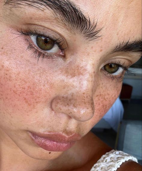 Christina Nadin, People With Freckles, Sunkissed Makeup, Freckles Makeup, Freckles Girl, Freckle Face, Thick Eyebrows, Clean Makeup, 가을 패션