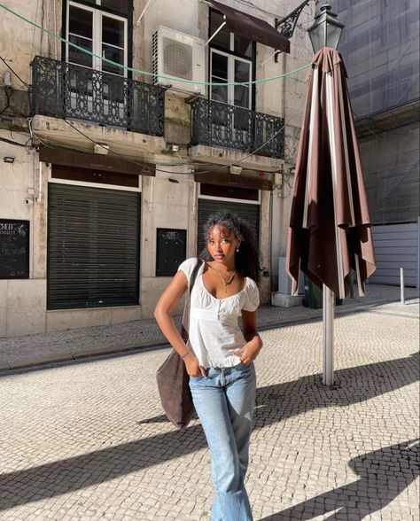 @rayan.xasan Baguette Bag Outfit, Party Outfit Birthday, Gorpcore Outfit, Flare Jean Outfit, Bell Bottoms Jeans, Jeans Bell Bottoms, Classy Street Style, Black Femininity, Parisian Chic