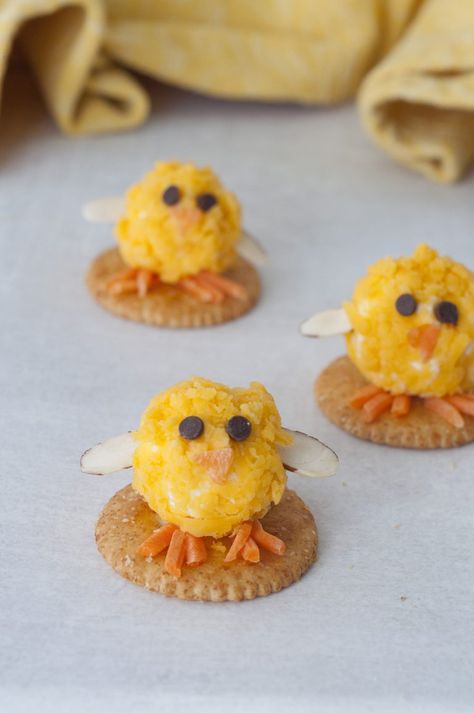 Baby Chick Mini Cheese Balls recipe with bacon bits would be the cutest addition to your holiday table for an Easter appetizer idea or a fun snack idea! They are so easy to make and perfect for adults and kids to eat on the Easter holiday. Mini Cheese Balls Recipe, Bacon Cheeseball Recipes, Mini Cheese Balls, Easter Appetizers Easy, Party Essen, Easter Food Appetizers, Appetizers For Kids, Easter Appetizers, Easter Dishes