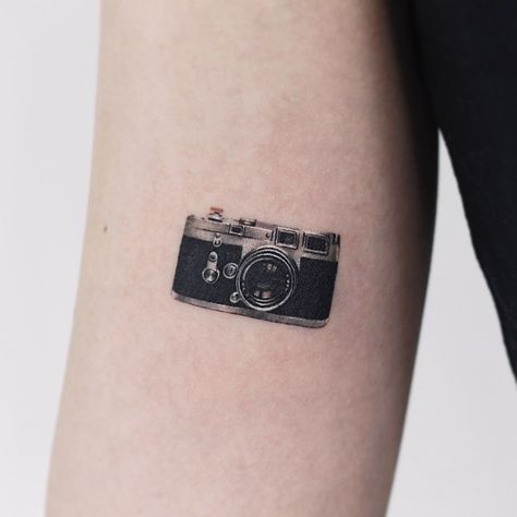 Korea Tattoo, Camera Analog, Camera Tattoos, Surf Tattoo, M Tattoos, Cool Tattoo, Camera Art, Cinematic Photography, Tiny Tattoos