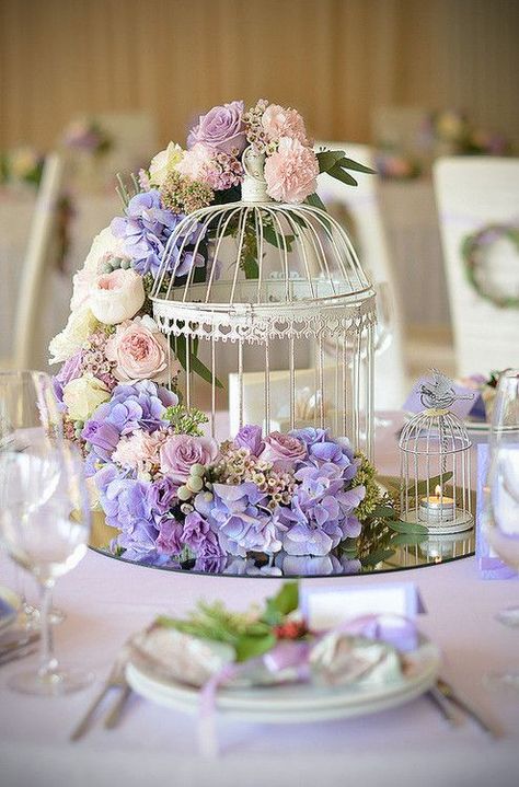 Birdcage Wedding Centerpieces, Birdcage Centerpieces, Birdcage Wedding, Bird Cage Centerpiece, Rosen Box, Wedding Birdcage, Bird Cage Decor, Diy Arrangements, Centerpieces Wedding