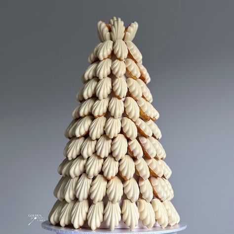 • GSC MADELEINE TOWER • ⁣ ⁣ ⁣ *A variety of 𝐬𝐢𝐳𝐞𝐬 & 𝐟𝐥𝐚𝐯𝐨𝐮𝐫𝐬 coming soon. ⁣ *Gift arrangements, party favours & wedding towers ! ⁣ ⁣Pictured above is the extra large tower holding roughly up to 130 orange vanilla bean Madeleine’s coated in a chocolate shell. (I need to recount 😅) Tower for the beautiful bride: @alannahkas Madeleine Tower Cake, Madeline Tower, Madeleine Tower, Madeline Cake, Dessert Tower, Cake Tower, Favours Wedding, Gift Towers, Chocolate Shells