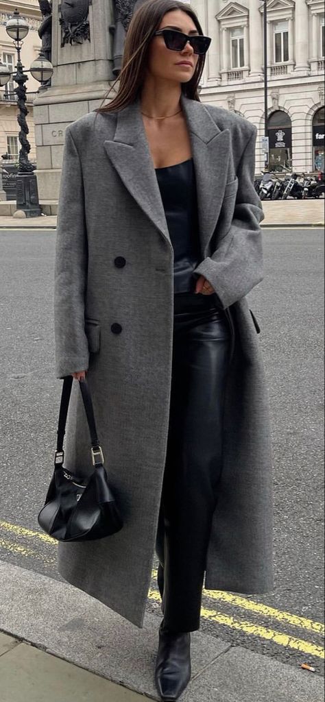 Zara Grey Coat Outfit, Gray Coat Outfit Women, Grey Winter Coat Outfit Classy, Zara Street Style 2023, Light Grey Coat Outfit Winter, Long Grey Coat Outfit Winter, Gray Overcoat Outfit Women, Outfits With Grey Coat, Outfit Manteau Gris