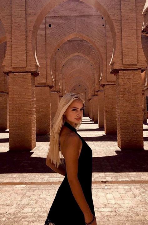 Marrakesh Photo Ideas, Morocco Aesthetic Girl, Morocco Picture Ideas, Marrakech Photo Ideas, Marrakech Photoshoot, Qatar Outfits, Marrakech Outfit Style, Marrakech Morocco Outfit, Egypt Photoshoot