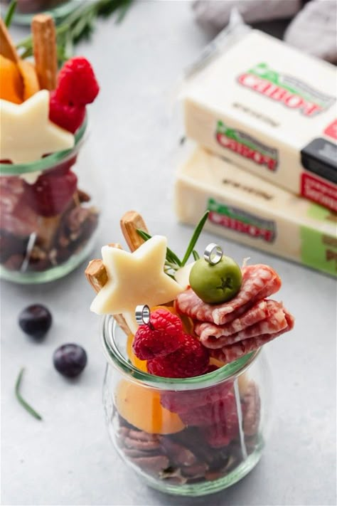 Jarcuterie Cups – Cabot Creamery Small Cheese Board Gift Ideas, Small Charcuterie Cups, Jarcuterie In A Jar Ideas, Jarcuterie Cups, Christmas Charcuterie Cups, Charcuterie Jars, Gifting Food, Charcuterie Meats, Nye Celebration