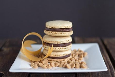 Peanut Butter Macarons, Peanut Butter Ganache, Bacon Cake, Butter Ganache, Carrot Cake Bars, Chocolate Macaron, Macaron Flavors, Macaron Cookies, Macaroon Recipes