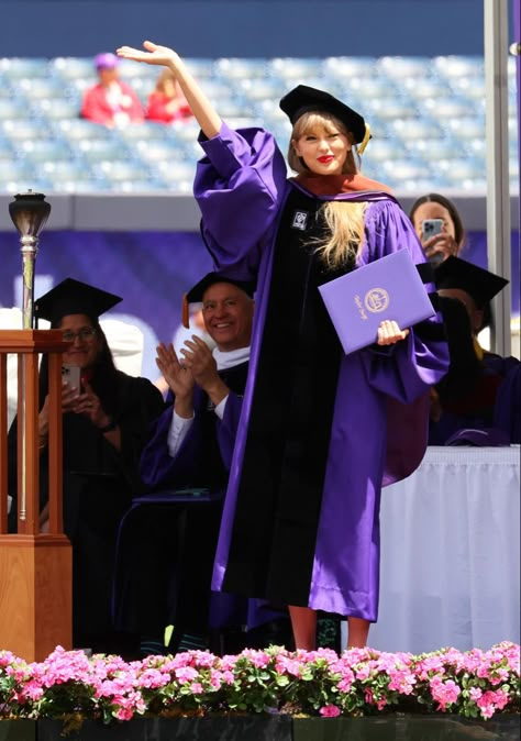 Taylor Swift Graduation, Taylor Swift Eyes, Taylor Swift New York, Graduation Speech, Taylor Swift Web, Swift Photo, All About Taylor Swift, Taylor Swift Red, Celebrity Style Red Carpet