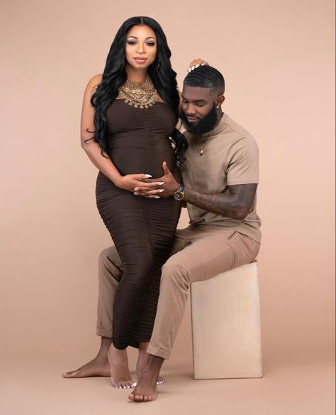 Couple Pregnancy Pictures, Couple Maternity Poses, Maternity Shoot Outfit, Studio Maternity Shoot, Maternity Picture Outfits, Maternity Studio Photoshoot, Studio Maternity Photos, Maternity Photography Poses Outdoors, Maternity Photo Outfits