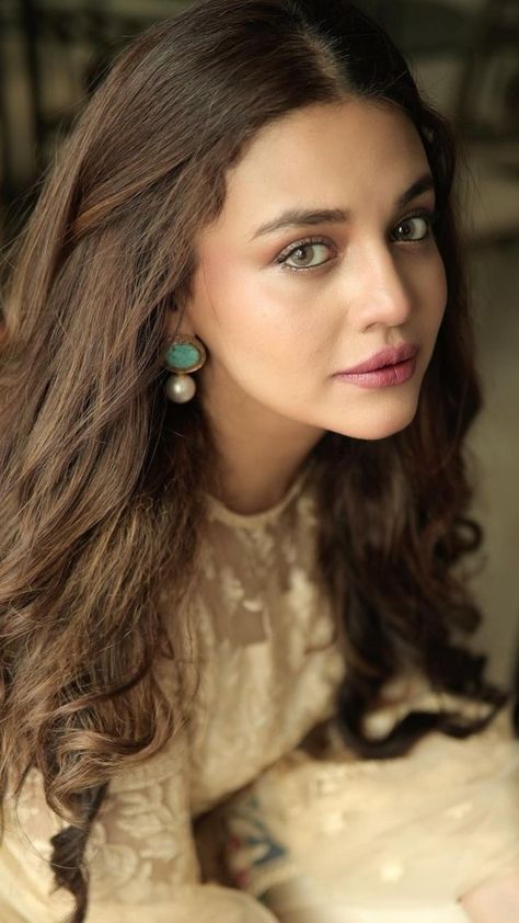 Zara Noor Abbas, Drama List, Desi Models, Stylish Dpz, Bff Photoshoot Poses, Beautiful Pakistani Dresses, Bff Photoshoot, Romantic Videos Couples, Best Photo Poses