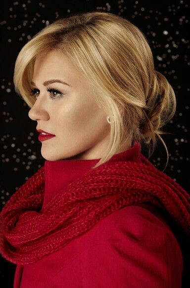 Kelly Clarkson Kelly Clarkson Blonde Hair, Kelly Clarkson Christmas, Kelly Clarkson Style, Kelly Clarkson Wedding, Kelly Clarkson Hair, Concert Ideas, Headshots Women, Beautiful Blonde Hair, Red To Blonde