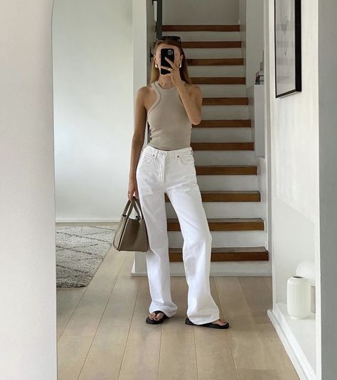 Street Style Outfits Casual, University Outfit, White Jeans Outfit, Black White Outfit, Casual Outfit Inspiration, Uni Outfits, Summer Work Outfits, August 11, Minimal Style