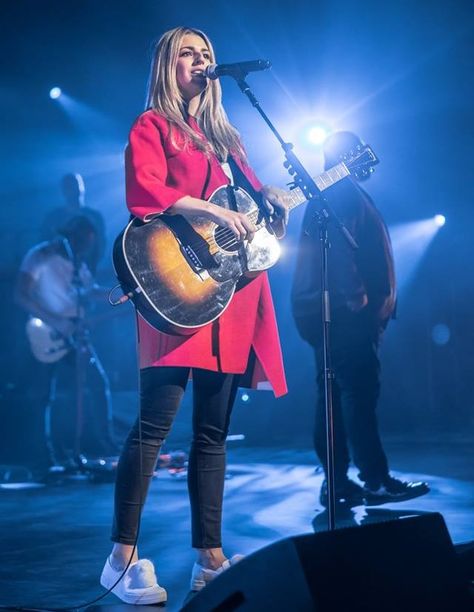 Brooke Fraser Ligertwood 2018 #hillsongworship Brooke Ligertwood Outfits, Brooke Fraser Ligertwood, Praise And Worship Outfits, Jins Outfits, Worship Team Outfits, Brooke Ligertwood, Brooke Fraser, Worship Outfits, Book Of Jonah