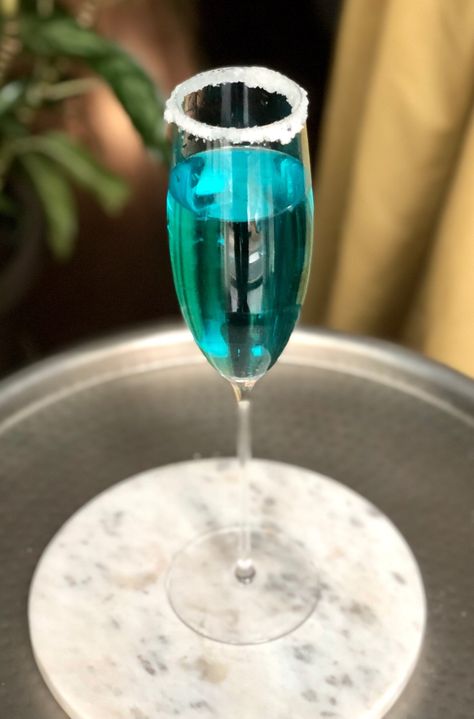 "Holidays Blue" Prosecco Cocktail Christmas Prosecco, Blue Curacao Drinks, Prosecco Cocktail Recipes, Blue Margarita, Blue Drink, Holiday Recipe Ideas, Sparkling Cocktail, Prosecco Cocktails, Scotch Bonnet Pepper