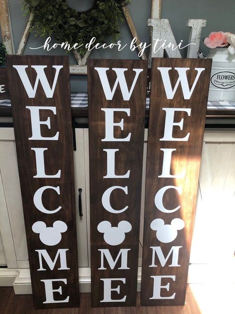 Disney Decor Diy, Mickey Mouse Crafts, Disney Kitchen Decor, Welcome Porch Sign, Porch Leaners, Deco Disney, Disney Craft, Disney Sign, Disney House