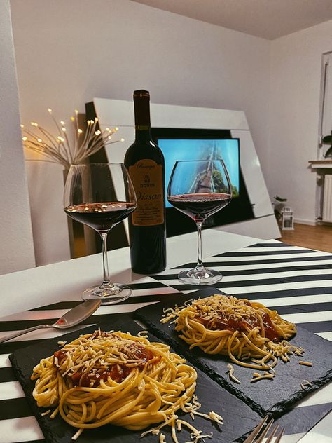 #romantic #romanticdinner #dinnerideas #dinnertime #spaghetti #bolognese #dinnerinspo #dinnerideas #wine #winetasting #weinflaschen Pasta With Wine, Spaghetti Bolognese, Dinner For Two, Romantic Dinners, Dinner Time, Pulled Pork, Wine Tasting, Diner, Spaghetti