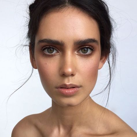 For an easy on-the-go beauty look, pair natural makeup with a loose bun with loose wispy pieces Light Makeup Natural, Ania Milczarczyk, Messy Eyebrows, Clean Make Up, Light Make Up, Natural Wedding Makeup Looks, Messy Makeup, Make Up Inspiration, Bold Brows